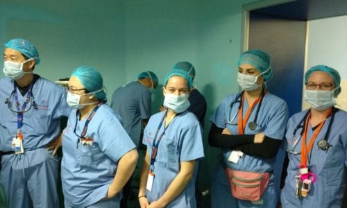 Foto de un equipo quirúrgico de IMR recibiendo información antes de la cirugía